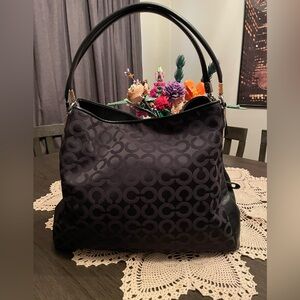 Coach Madison Phoebe Op Art
Signature Shoulder Bag 2011